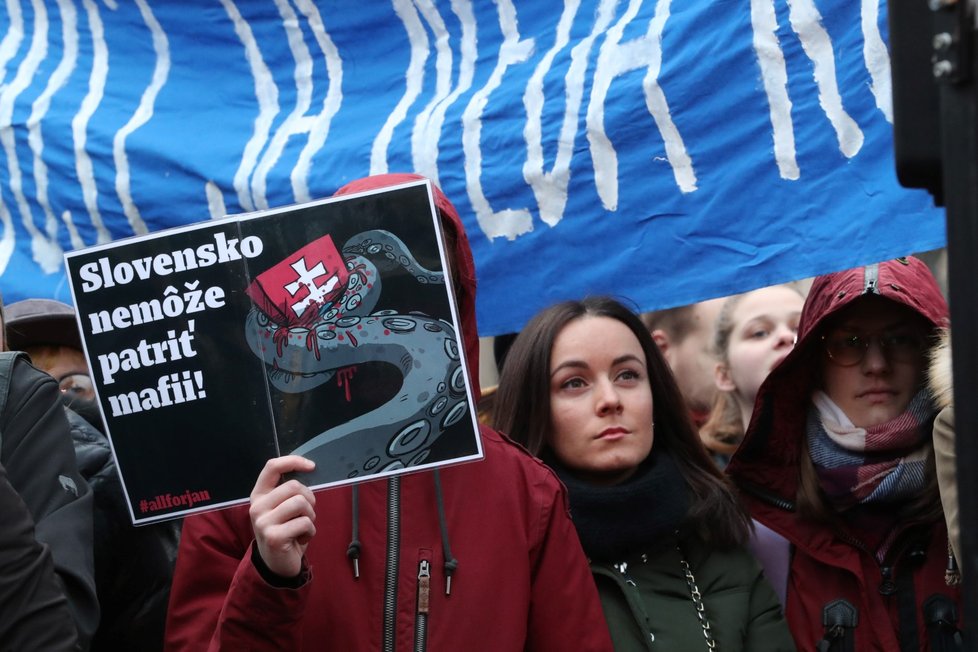 Protest v Praze: Stovky lidí demonstrovaly před slovenskou ambasádou po vraždě Jána Kuciaka a jeho snoubenky.
