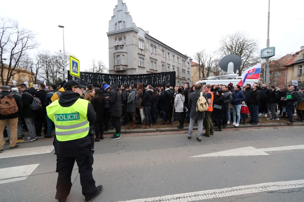 Stovky lidí se k demonstraci za nestranné a důsledné vyšetření vraždy novináře Jána Kuciaka sešly i před slovenskou ambasádou v Praze