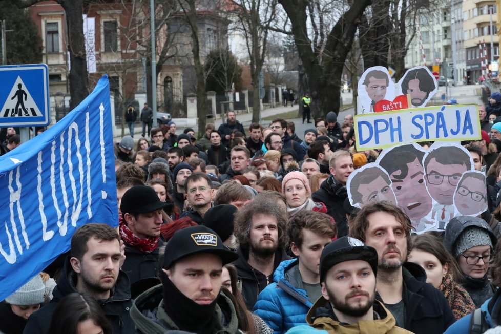 Stovky lidí se k demonstraci za nestranné a důsledné vyšetření vraždy novináře Jána Kuciaka sešly i před slovenskou ambasádou v Praze.