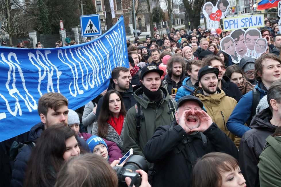 Stovky lidí se k demonstraci za nestranné a důsledné vyšetření vraždy novináře Jána Kuciaka sešlo i před slovenskou ambasádou v Praze