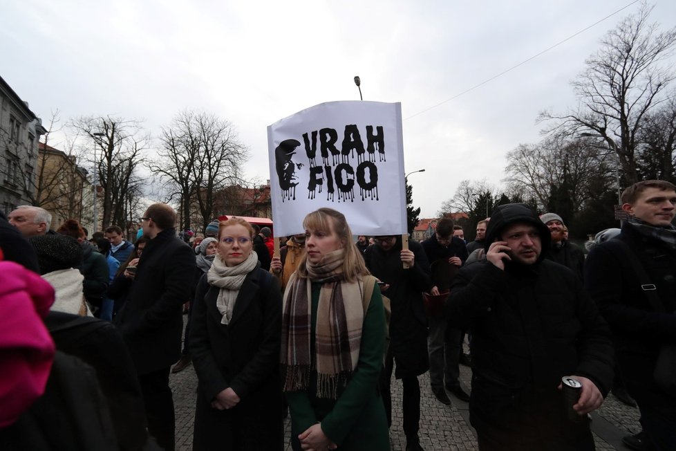 Stovky lidí se k demonstraci za nestranné a důsledné vyšetření vraždy novináře Jána Kuciaka sešlo i před slovenskou ambasádou v Praze