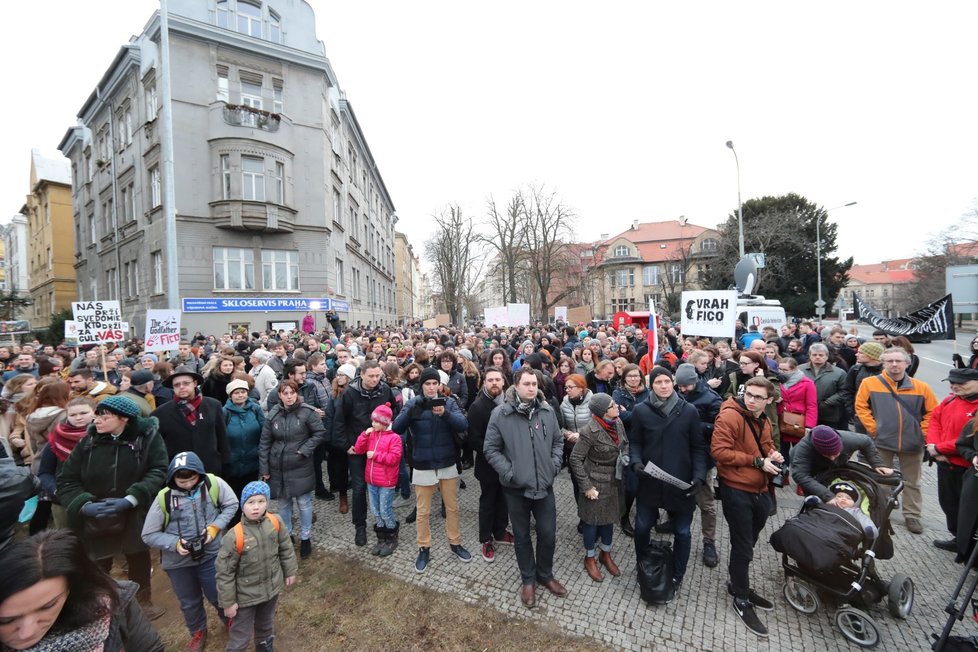 Stovky lidí se k demonstraci za nestranné a důsledné vyšetření vraždy novináře Jána Kuciaka sešlo i před slovenskou ambasádou v Praze