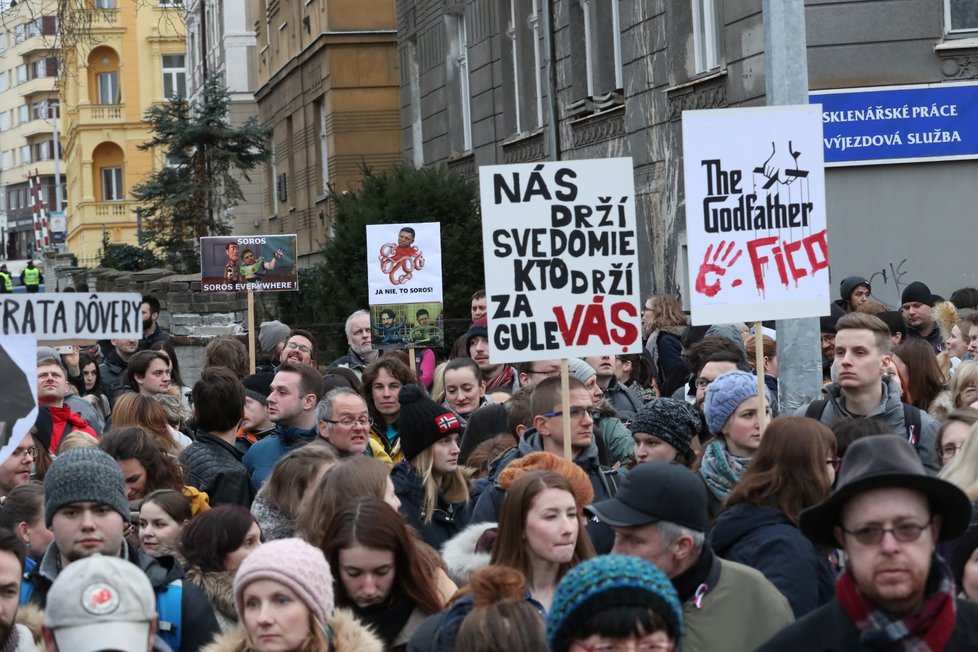 Stovky lidí se k demonstraci za nestranné a důsledné vyšetření vraždy novináře Jána Kuciaka sešly i před slovenskou ambasádou v Praze.