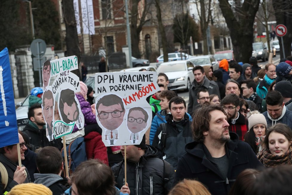 Stovky lidí se k demonstraci za nestranné a důsledné vyšetření vraždy novináře Jána Kuciaka sešlo i před slovenskou ambasádou v Praze