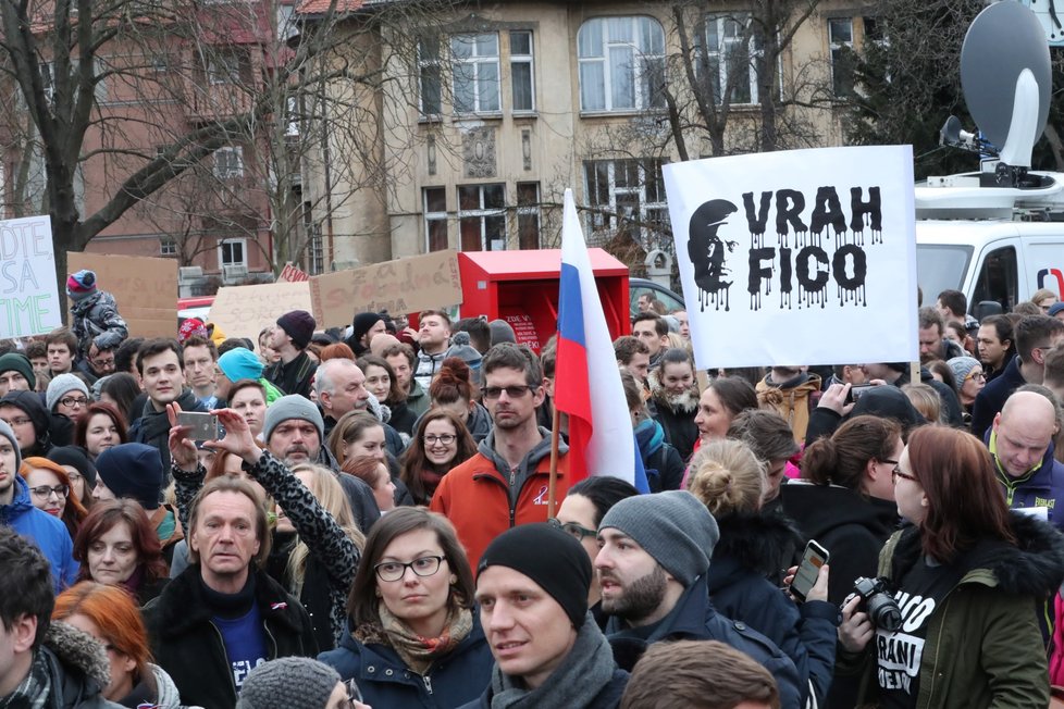 Stovky lidí se k demonstraci za nestranné a důsledné vyšetření vraždy novináře Jána Kuciaka sešlo i před slovenskou ambasádou v Praze