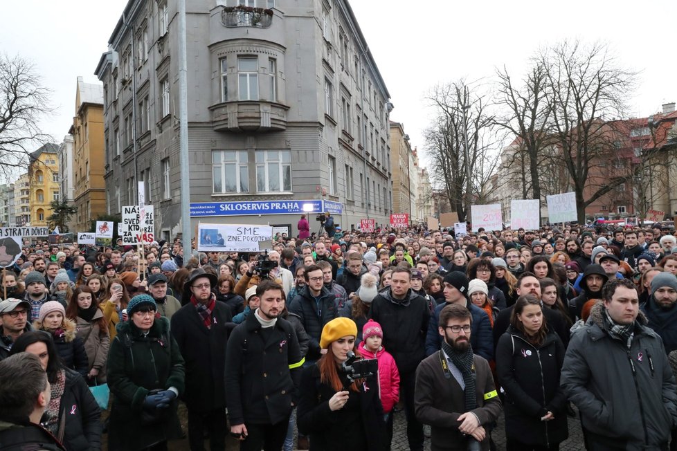 Stovky lidí se k demonstraci za nestranné a důsledné vyšetření vraždy novináře Jána Kuciaka sešlo i před slovenskou ambasádou v Praze