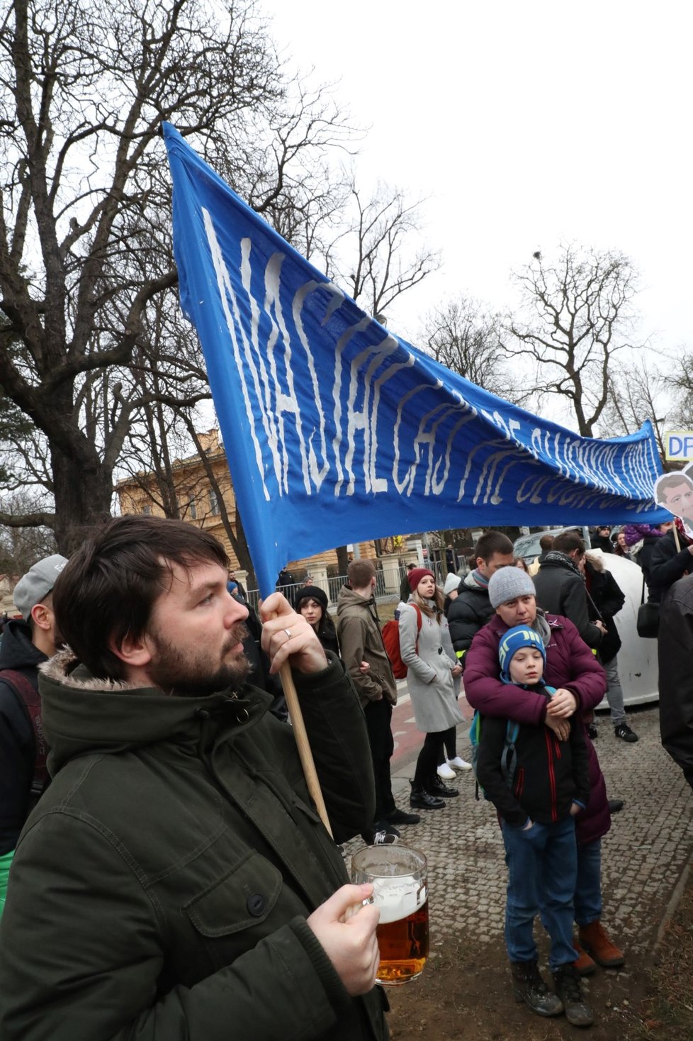 Stovky lidí se k demonstraci za nestranné a důsledné vyšetření vraždy novináře Jána Kuciaka sešlo i před slovenskou ambasádou v Praze