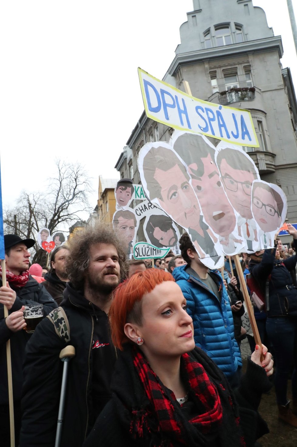 Stovky lidí se k demonstraci za nestranné a důsledné vyšetření vraždy novináře Jána Kuciaka sešly i před slovenskou ambasádou v Praze.