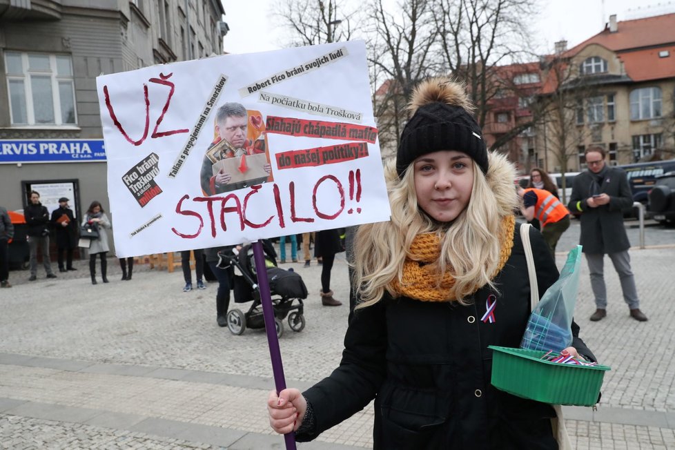 Stovky lidí se k demonstraci za nestranné a důsledné vyšetření vraždy novináře Jána Kuciaka sešlo i před slovenskou ambasádou v Praze