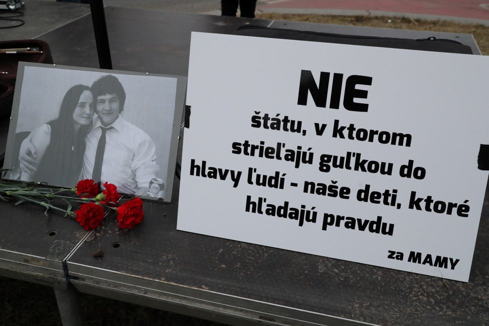Stovky lidí se k demonstraci za nestranné a důsledné vyšetření vraždy novináře Jána Kuciaka sešly i před slovenskou ambasádou v Praze.