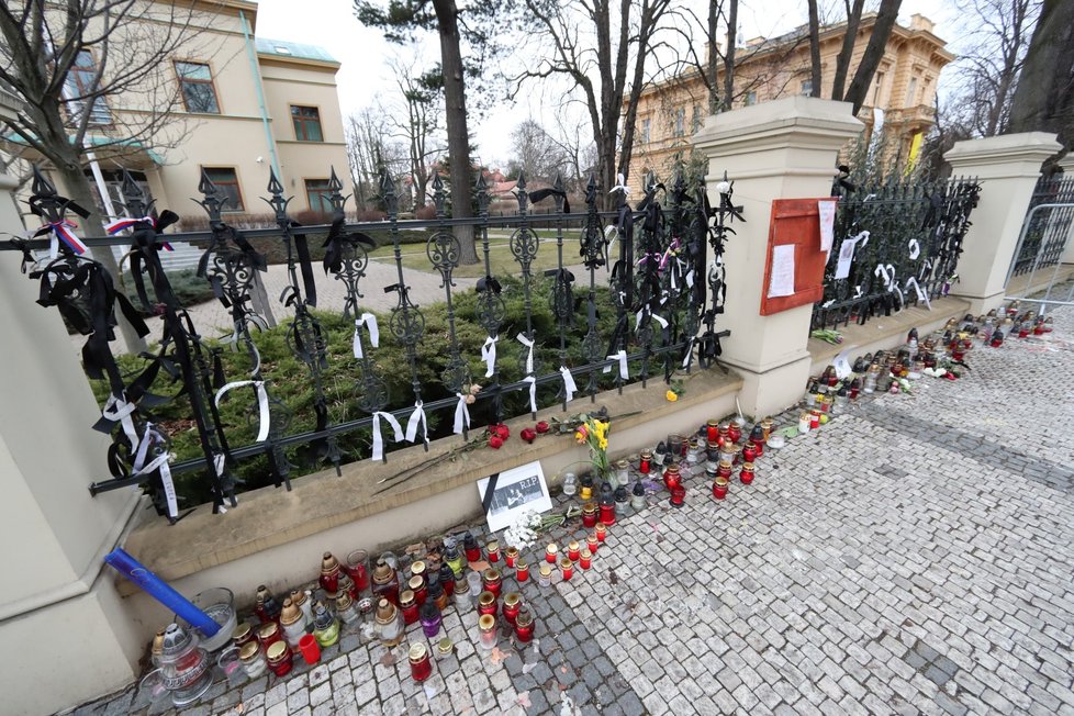 Stovky lidí se k demonstraci za nestranné a důsledné vyšetření vraždy novináře Jána Kuciaka sešlo i před slovenskou ambasádou v Praze