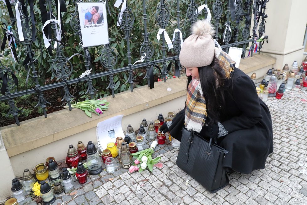 Stovky lidí se k demonstraci za nestranné a důsledné vyšetření vraždy novináře Jána Kuciaka sešly i před slovenskou ambasádou v Praze