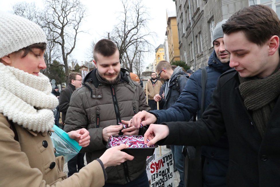 Stovky lidí se k demonstraci za nestranné a důsledné vyšetření vraždy novináře Jána Kuciaka sešlo i před slovenskou ambasádou v Praze