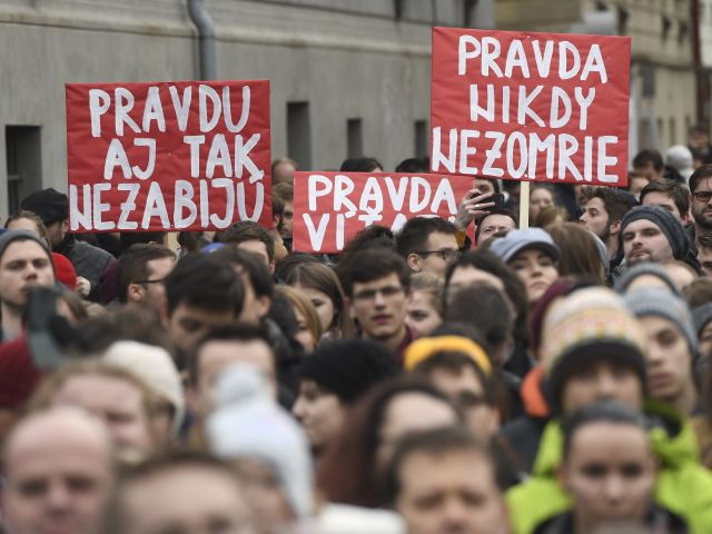 Lidé v Praze demonstruují za nezávislé vyšetření vraždy slovenského novináře.