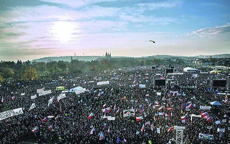 Na Letné se sešlo asi 250 tisíc demonstrantů.