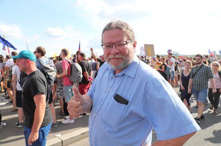 Alexandr Vondra mezi demonstranty na Letné (23. 6. 2019)