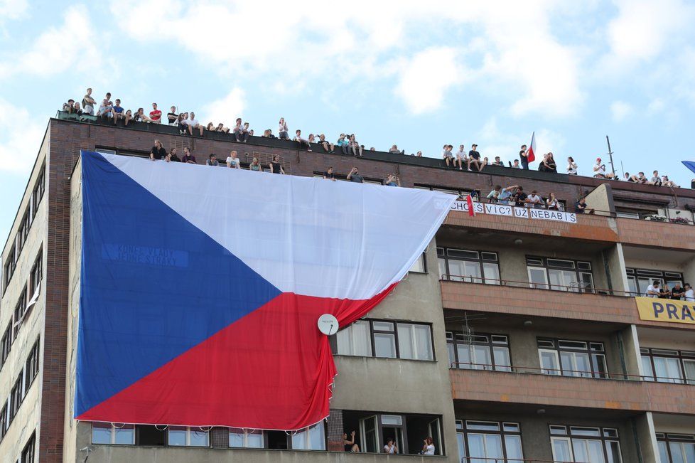 Česká vlajka na nájemním domě Molochov naproti Letenské pláni (23. 6. 2019)