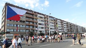 Česká vlajka na nájemním domě Molochov naproti Letenské pláni (23. 6. 2019)