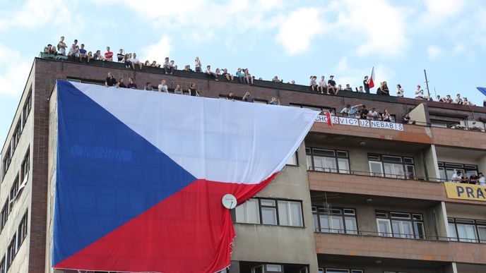 Česká vlajka na nájemním domě Molochov naproti Letenské pláni (23. 6. 2019)