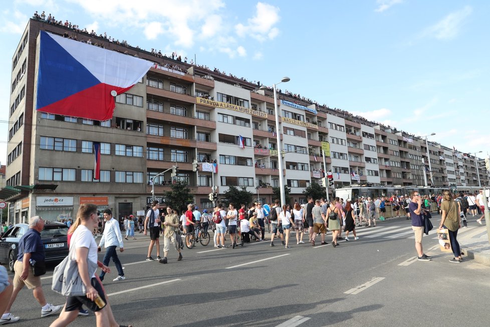 Česká vlajka na nájemním domě Molochov naproti Letenské pláni (23. 6. 2019)