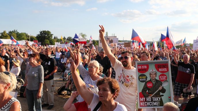 Účastníci demonstrace za nezávislost justice a lepší vládu na Letné (23. 6. 2019)