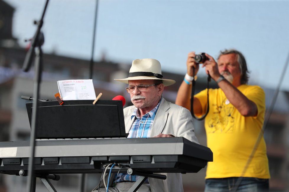 Skladatel a hudebník Jaroslav Uhlíř během společného vystoupení se Zdeňkem Svěrákem během demonstrace za nezávislost justice a lepší vládu na Letné (23. 6. 2019)