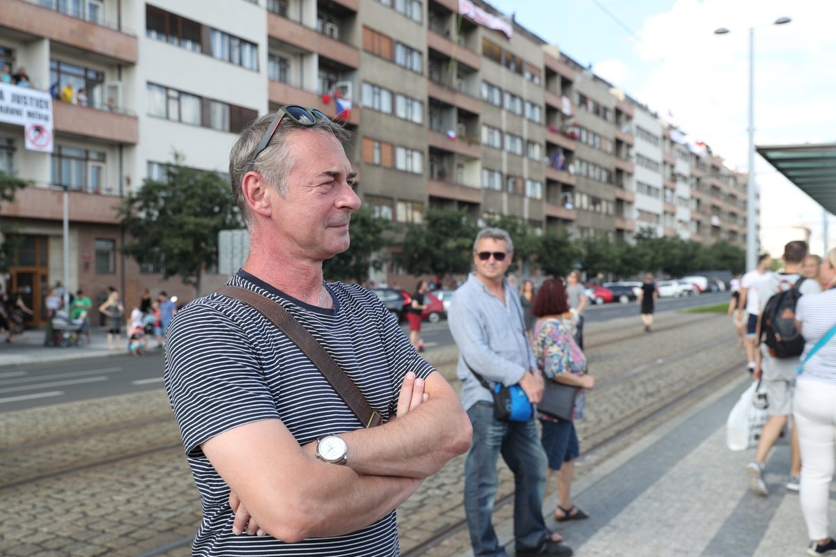 Mezi účastníky demonstrace na Letné byl i herec Jiří Dvořák (23. 6. 2019)