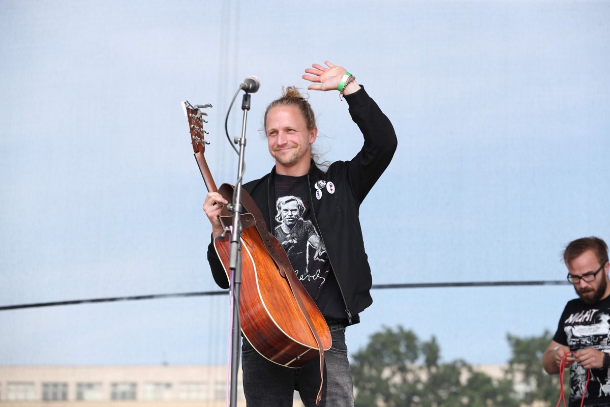 Zpěvák Tomáš Klus během svého vystoupení na demonstraci na Letné (23. 6. 2019)