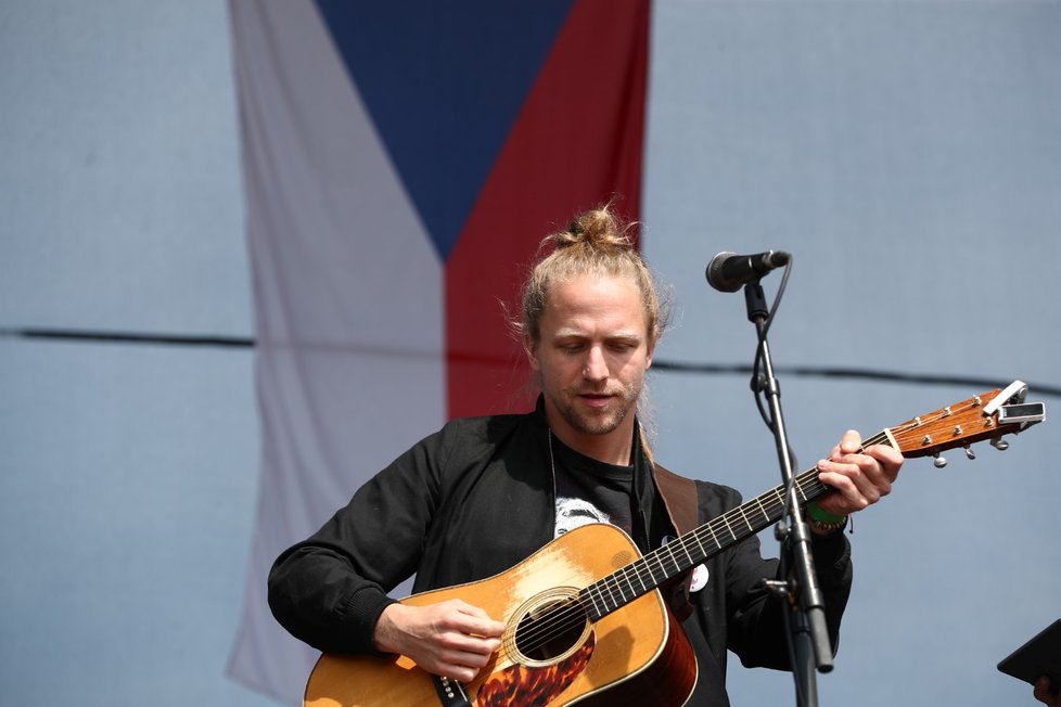 Zpěvák Tomáš Klus během svého vystoupení na demonstraci na Letné (23. 6. 2019)