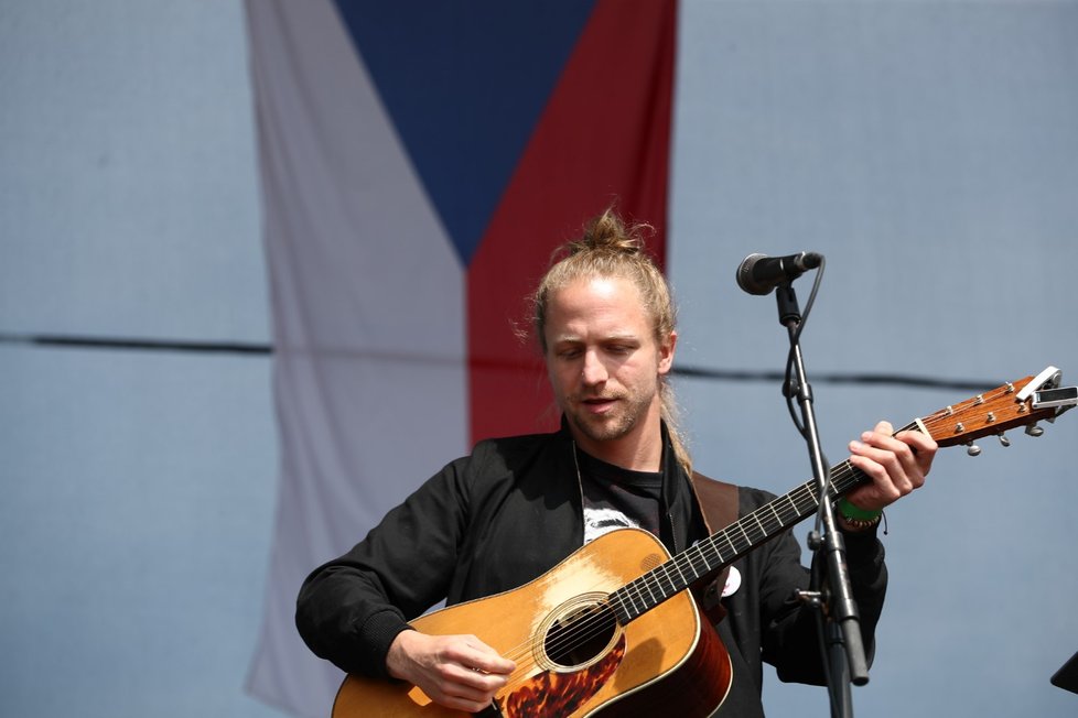 Zpěvák Tomáš Klus během svého vystoupení na demonstraci na Letné (23. 6. 2019)