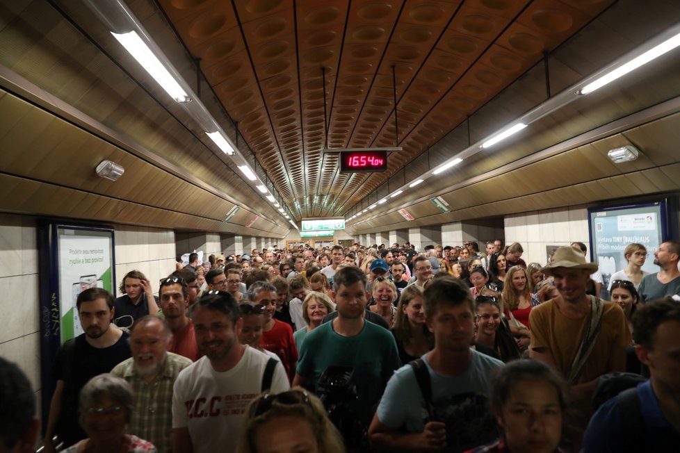 Stanici metra Hradčanská zažila nápor cestujících na demonstraci na Letné. (23. 6. 2019)