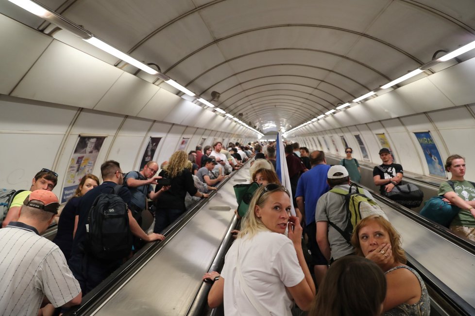Stanici metra Hradčanská zažila nápor cestujících na demonstraci na Letné (23. 6. 2019)