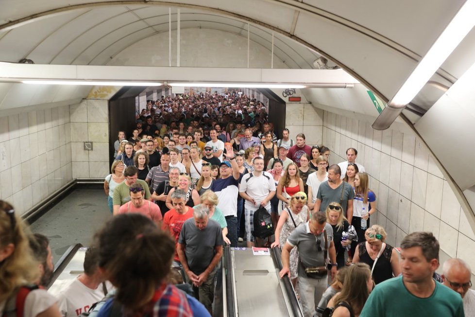 Stanici metra Hradčanská zažila nápor cestujících na demonstraci na Letné. (23. 6. 2019)