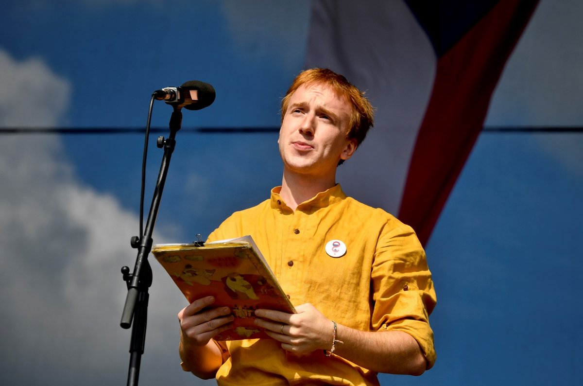 Předseda spolku Milion chvilek za demokracii Mikuláš Minář během demonstrace na Letné (23. 6. 2019)