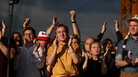 Spolek Milion chvilek za demokracii v čele s předsedou Mikulášem Minářem a další vystupující na pódiu během demonstrace za nezávislost justice a lepší vládu na Letné (23. 6. 2019)