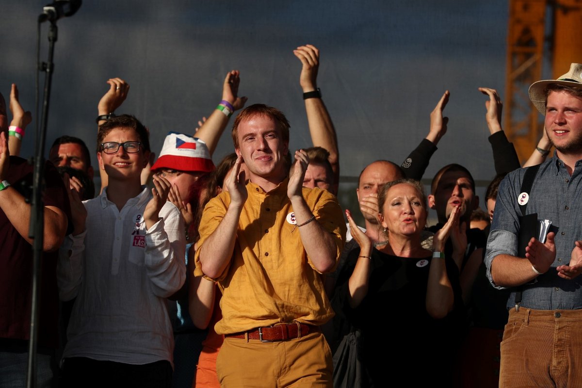 Spolek Milion chvilek za demokracii v čele s předsedou Mikulášem Minářem a další vystupující na pódiu během demonstrace za nezávislost justice a lepší vládu na Letné (23. 6. 2019)