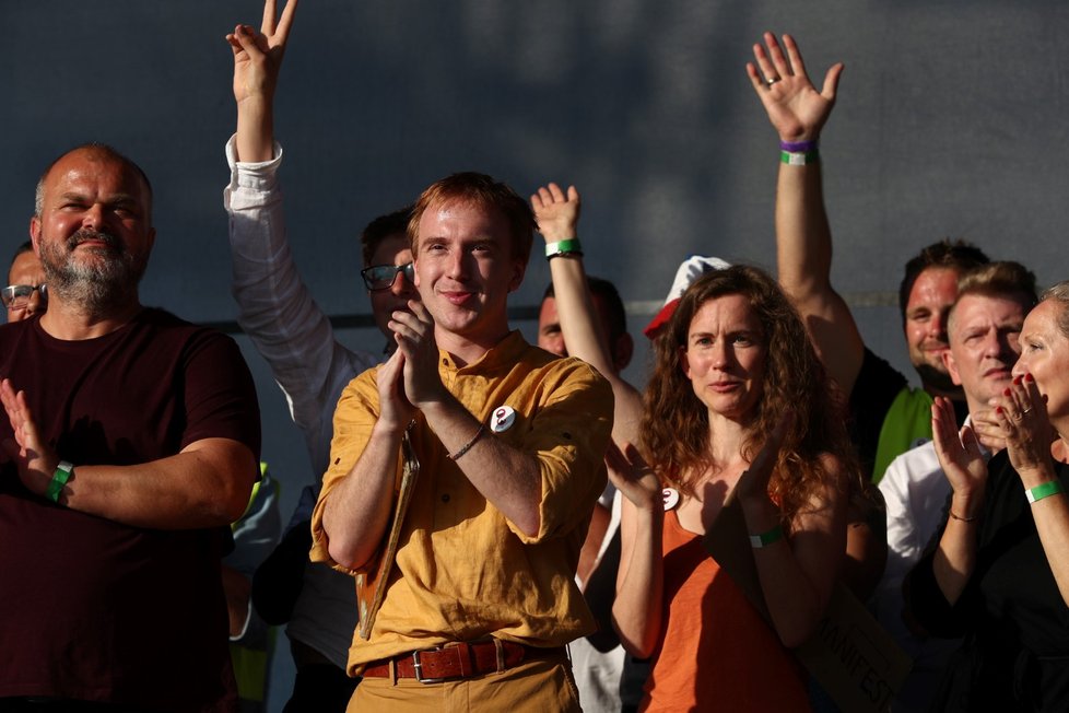 Spolek Milion chvilek za demokracii v čele s předsedou Mikulášem Minářem a další vystupující na pódiu během demonstrace za nezávislost justice a lepší vládu na Letné (23. 6. 2019)