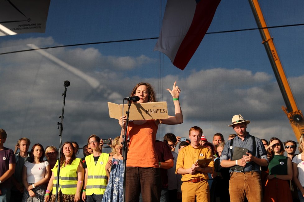 Členové spolku Milion chvilek za demokracii a další vystupující na letenské demonstraci (23. 6. 2019)