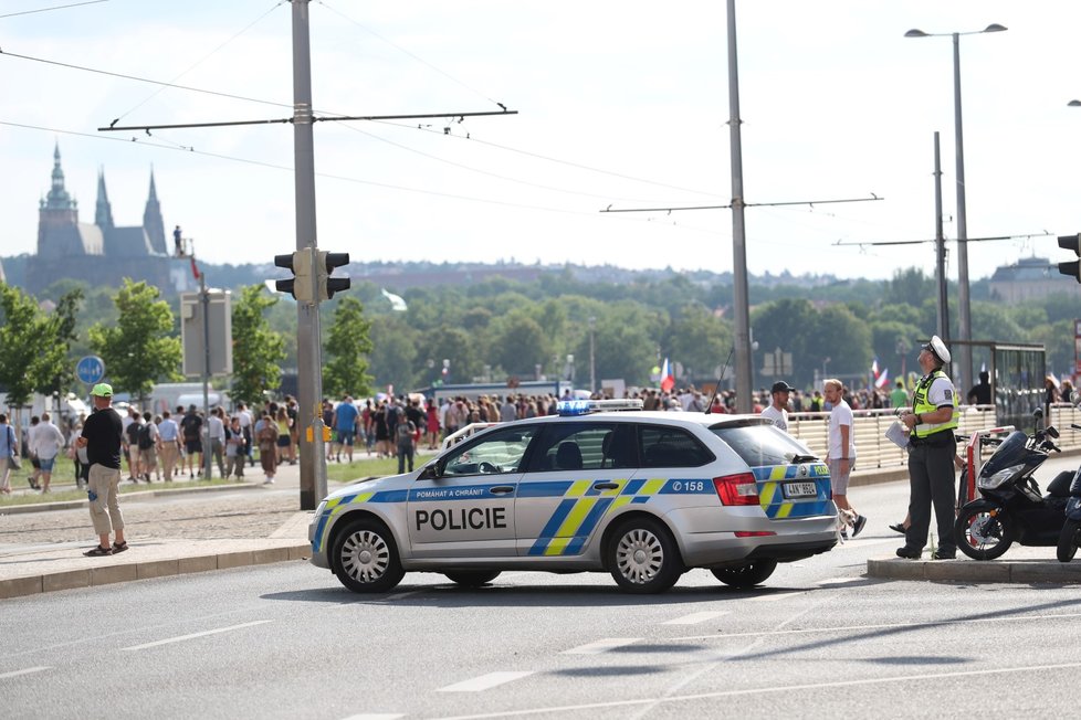 Policisté dohlížejí na protivládní demonstraci na Letné (23. 6. 2019)