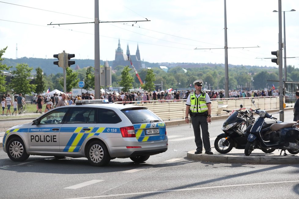 Policisté dohlížejí na protivládní demonstraci na Letné (23. 6. 2019)