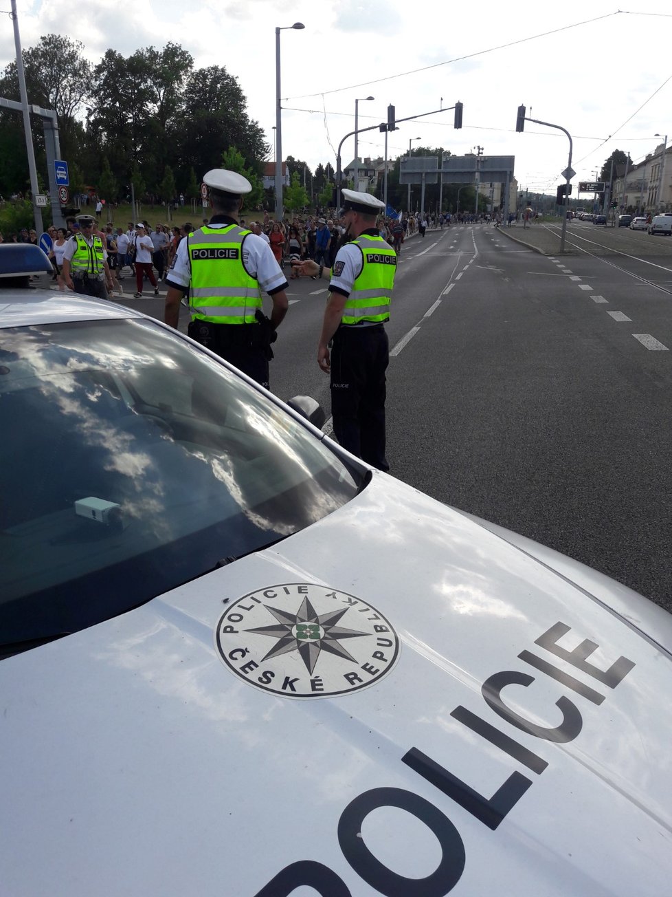 Policisté dohlížejí na protivládní demonstraci na Letné (23. 6. 2019)