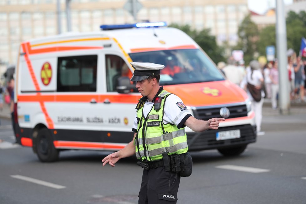 Policisté dohlížejí na protivládní demonstraci na Letné (23. 6. 2019)