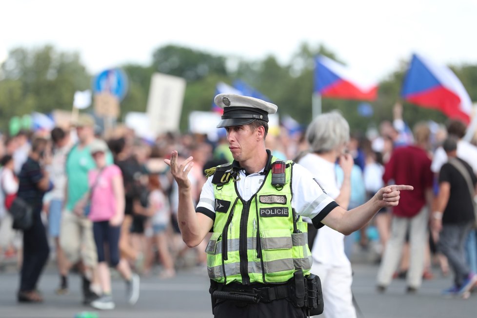 Policisté dohlížejí na protivládní demonstraci na Letné. (23. 6. 2019)