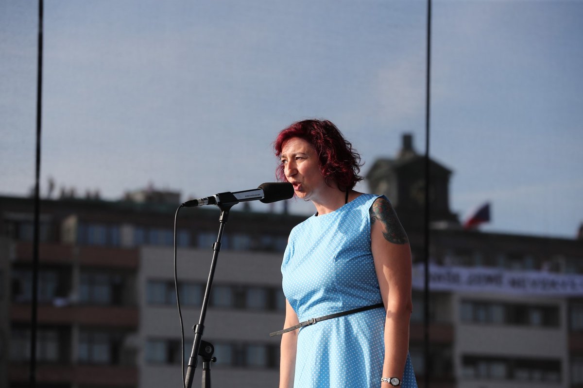 Herečka Simona Babčáková během svého projevu na letenské demonstraci (23. 6. 2019)