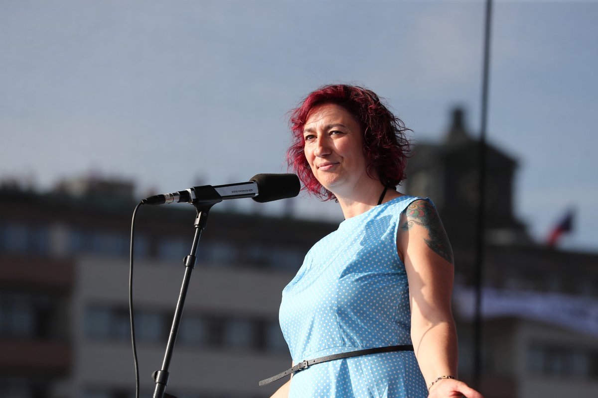 Herečka Simona Babčáková během svého projevu na letenské demonstraci (23. 6. 2019)