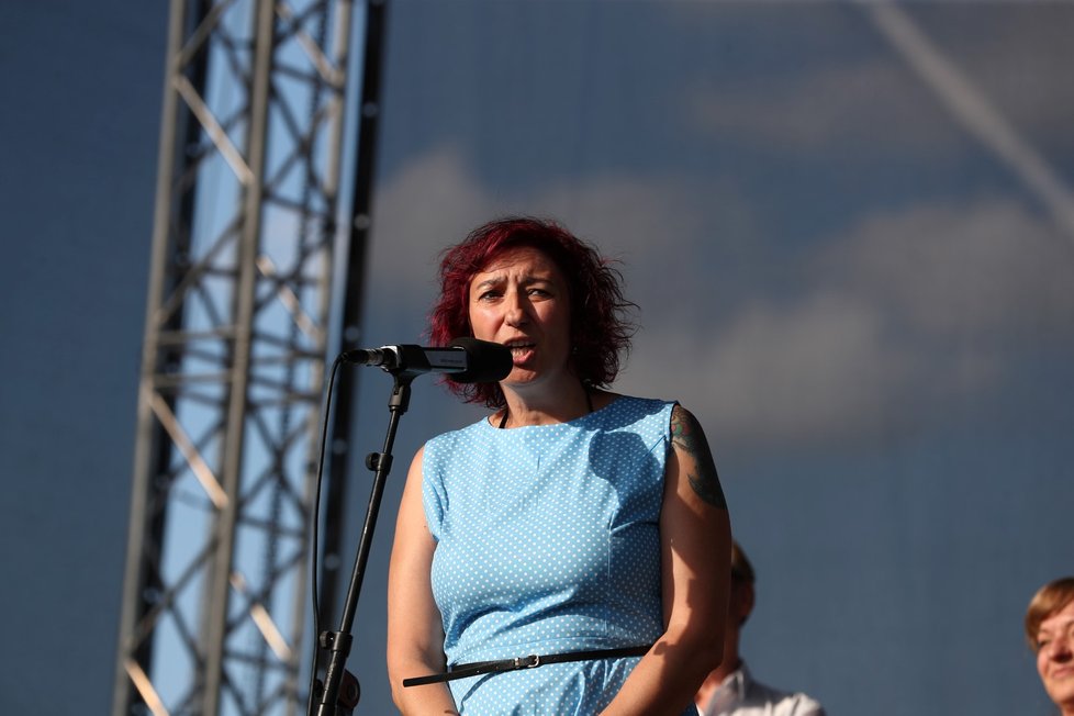 Herečka Simona Babčáková během svého projevu na letenské demonstraci (23. 6. 2019)