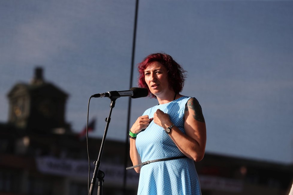 Herečka Simona Babčáková během svého projevu na letenské demonstraci (23. 6. 2019)