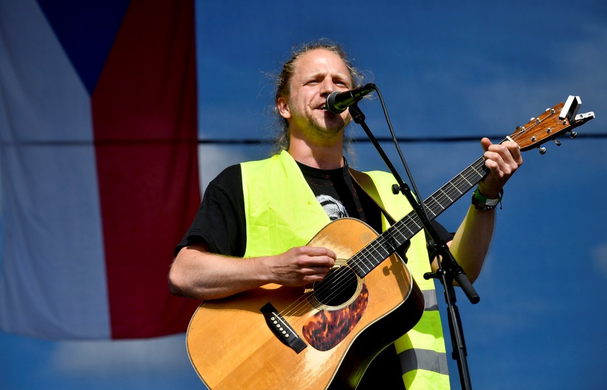 Tomáš Klus během svého vystoupení na letenské demonstraci (23. 6. 2019)