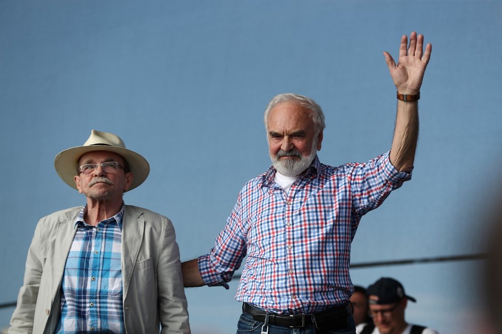 Herec a scenárista Zdeněk Svěrák a skladatel a hudebník Jaroslav Uhlíř na pódiu během demonstrace za nezávislost justice a lepší vládu na Letné (23. 6. 2019)