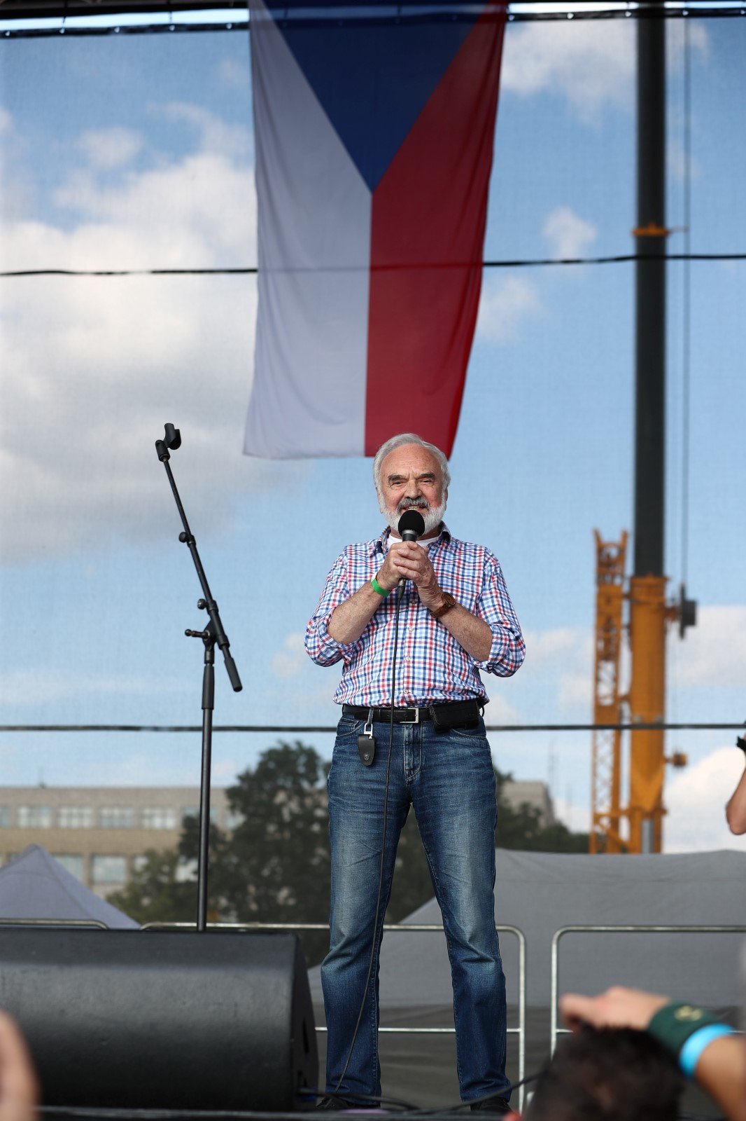 Herec a scénárista Zdeněk Svěrák na pódiu během demonstrace za nezávislost justice a lepší vládu na Letné (23. 6. 2019)